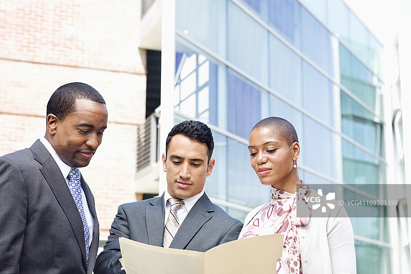 一起查看文件的三位商人图片素材