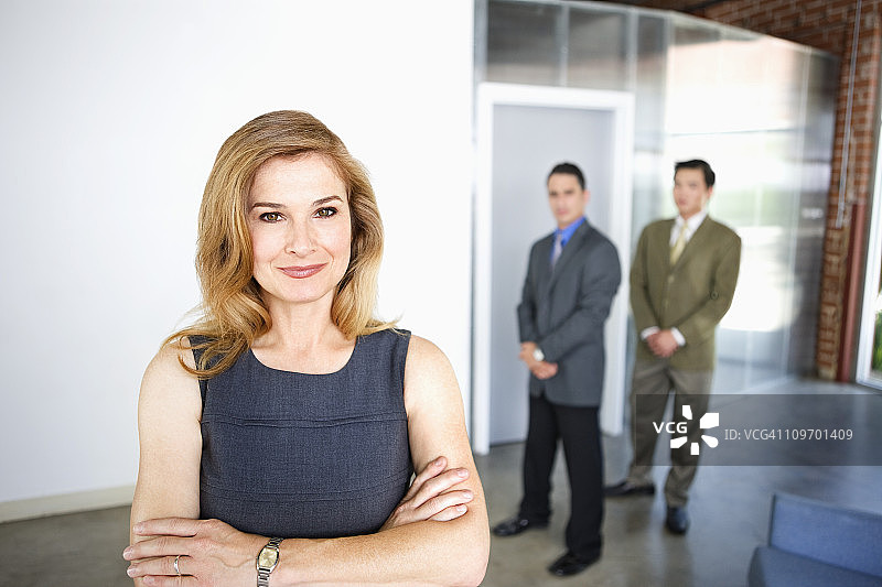 前景中微笑的商务女性肖像图片素材