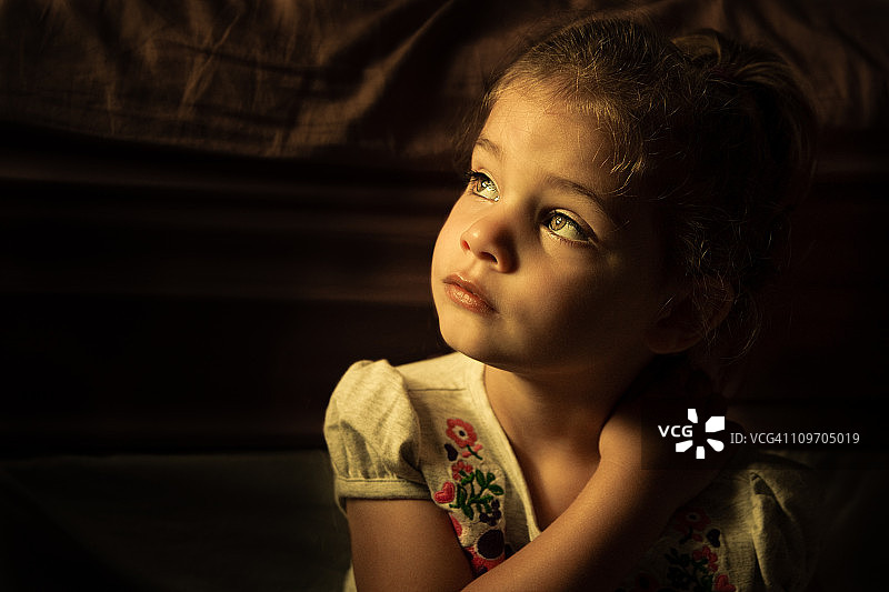 仰望光芒的女孩肖像图片素材