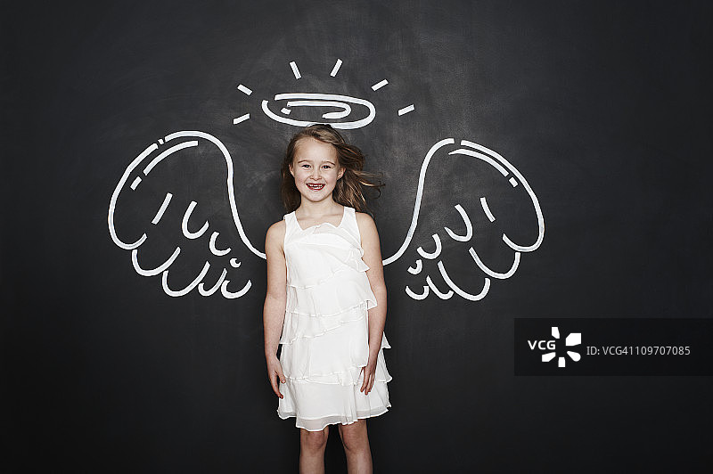 带天使翅膀和光环的女孩肖像图片素材