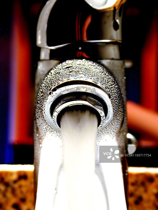 水槽里流出的自来水特写图片素材