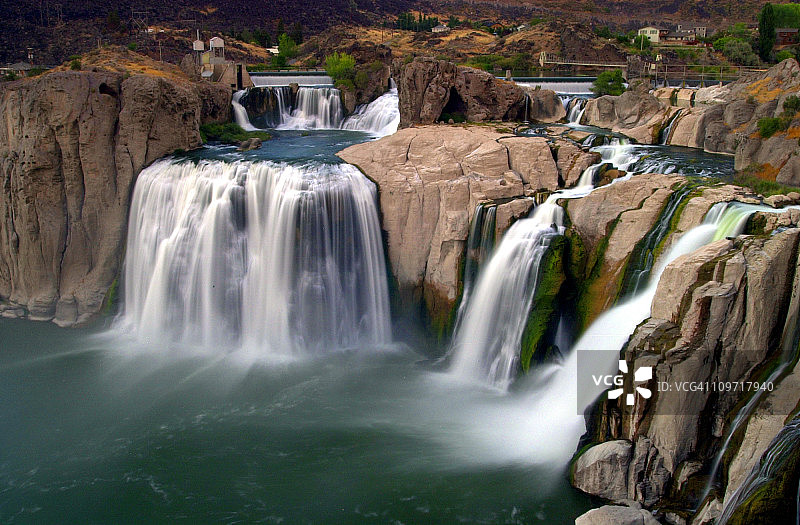 蛇河上的肖松尼瀑布图片素材