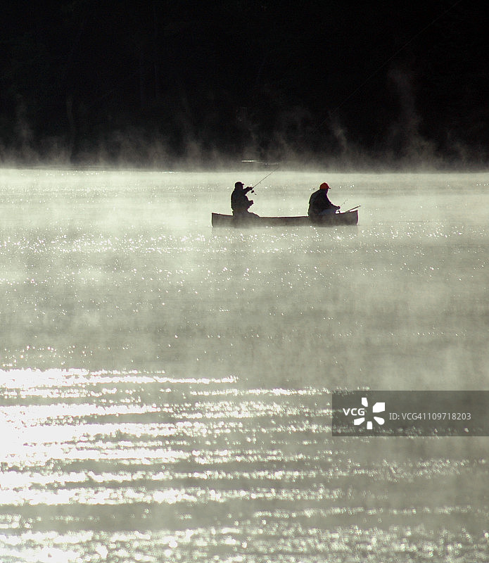 雾中垂钓图片素材