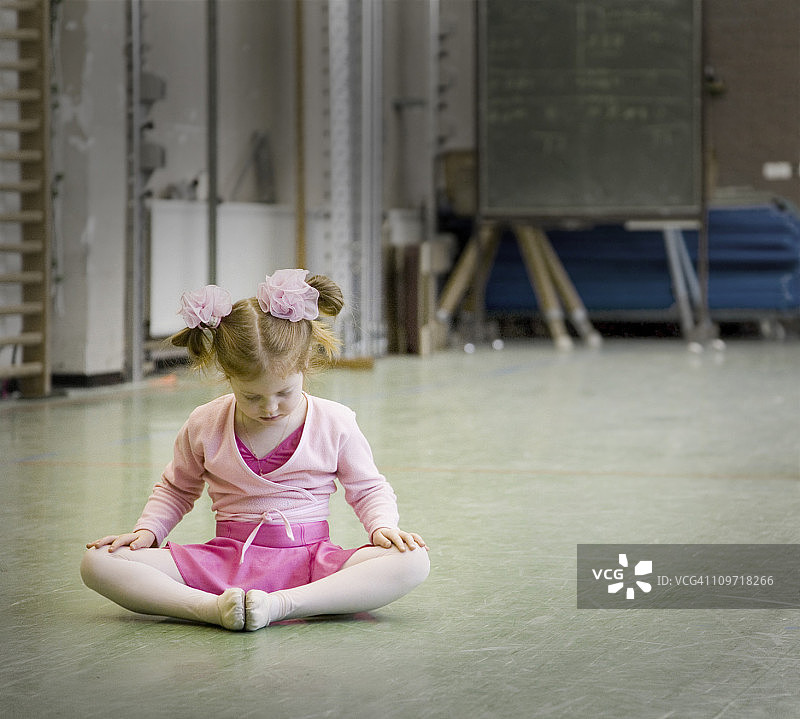 小女孩在芭蕾课上坐在地上图片素材