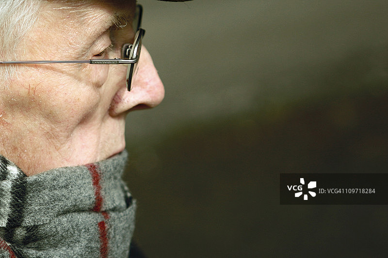 老年男人侧脸图片素材