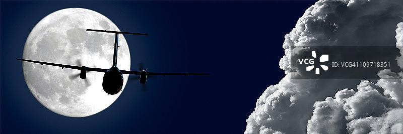 夜间飞行的螺旋桨飞机图片素材