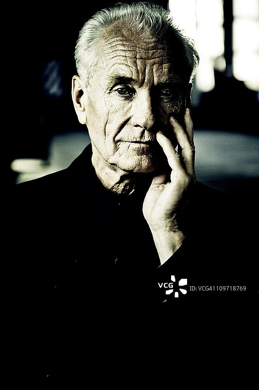 低调风格的年长男人肖像图片素材