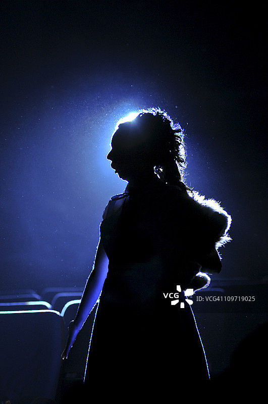 蓝色背景上的女子剪影图片素材