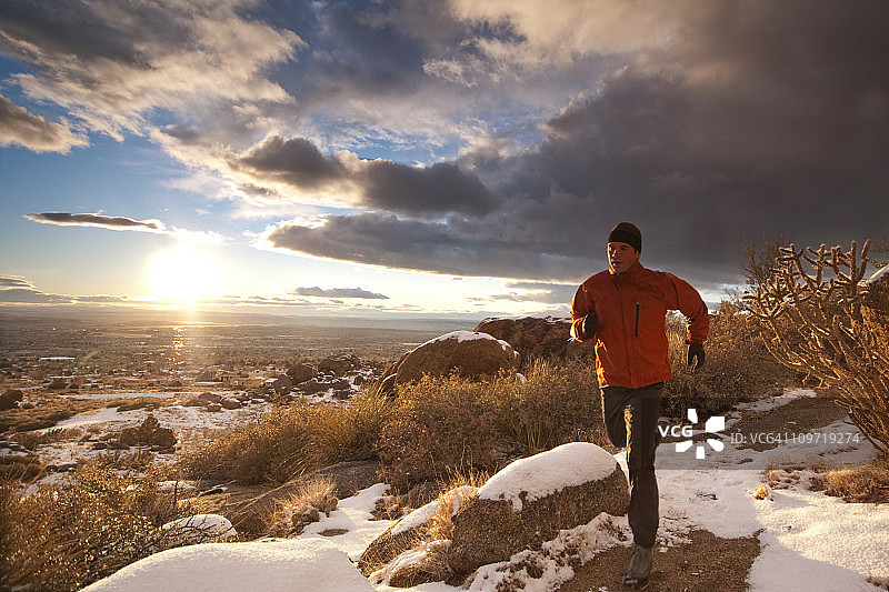 越野跑日落景观图片素材