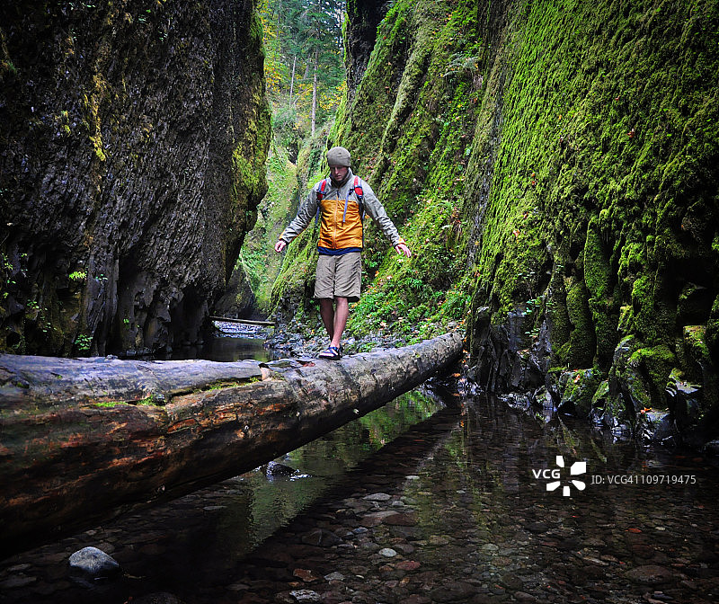 峡谷探险图片素材