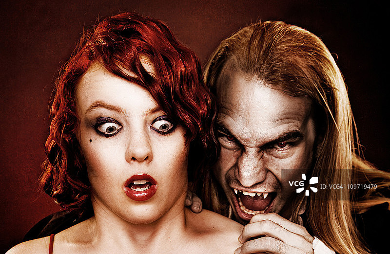 纸浆艺术风格的女人和吸血鬼图片素材