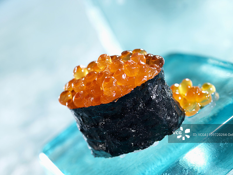 海苔卷三文鱼籽寿司图片素材
