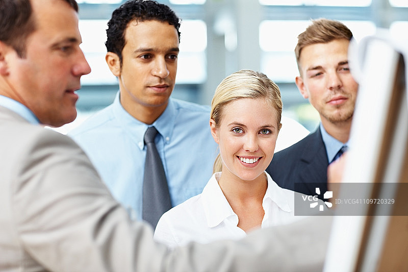 商人向同事做演示图片素材