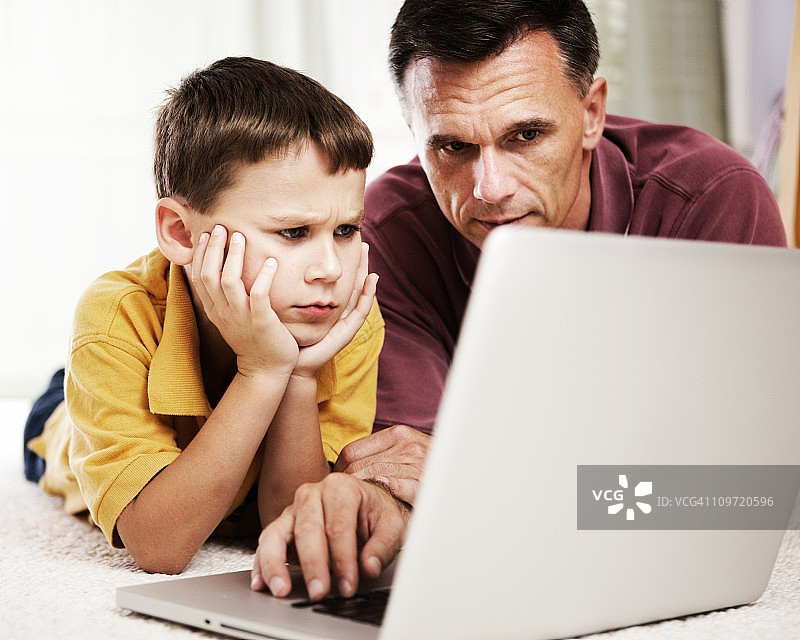 父子使用电脑图片素材