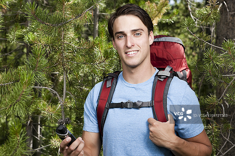 徒步旅行者使用GPS图片素材