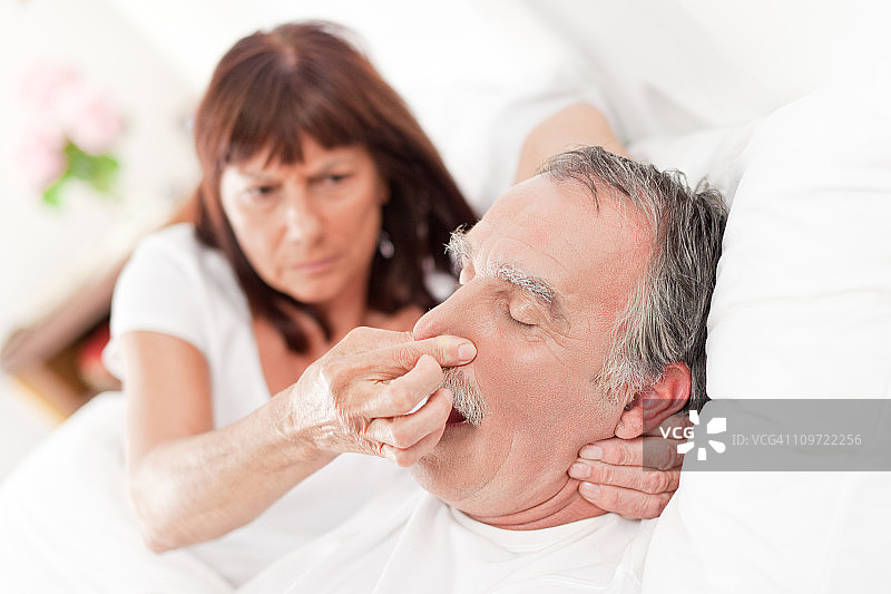 打鼾的丈夫图片素材