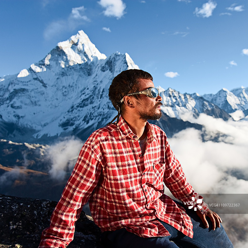 眺望喜马拉雅山脉的尼泊尔夏尔巴人图片素材