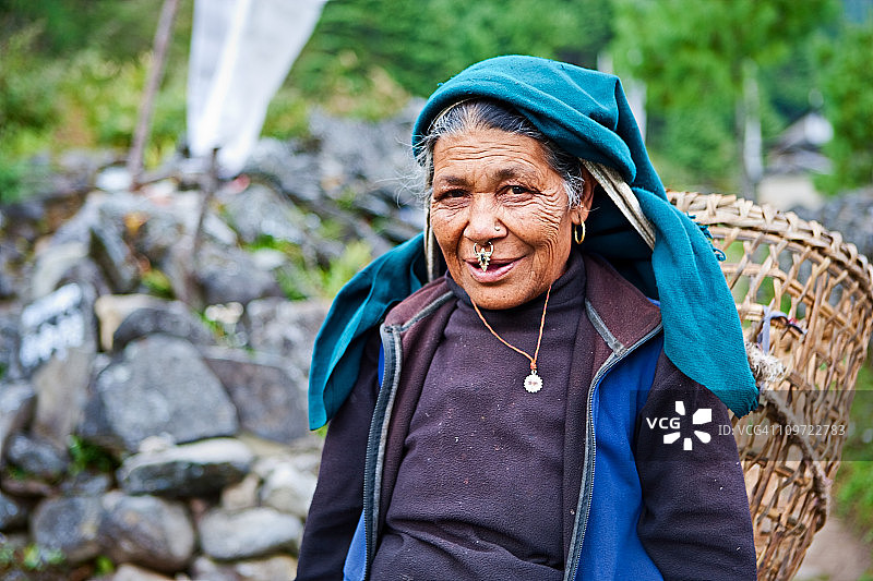 carrying basket图片素材