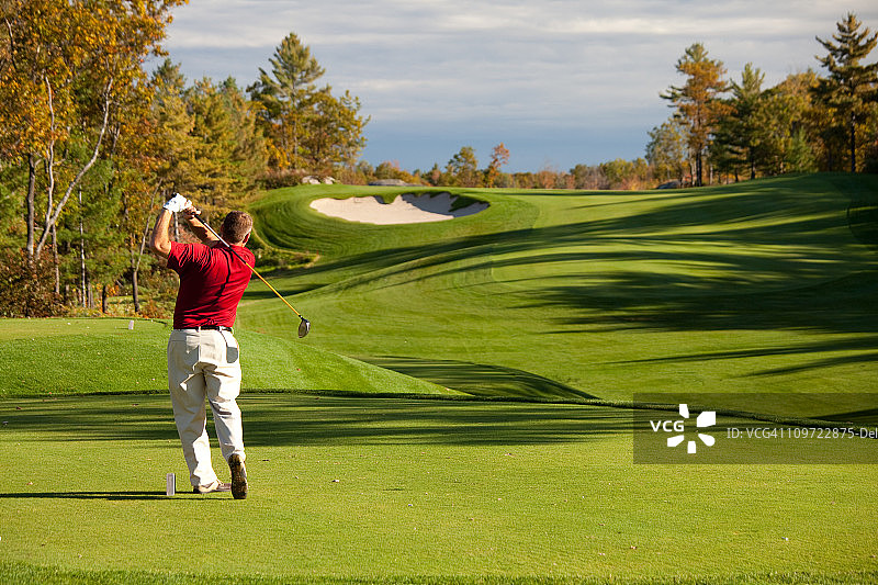 在秋季开球的年长白人男性高尔夫球手图片素材