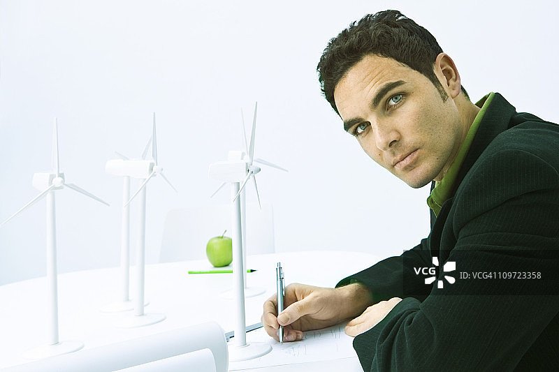 工程师规划风力涡轮机区域图片素材