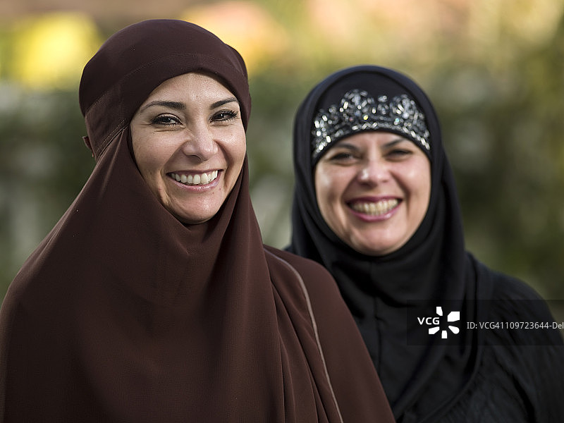 两位穆斯林妇女图片素材