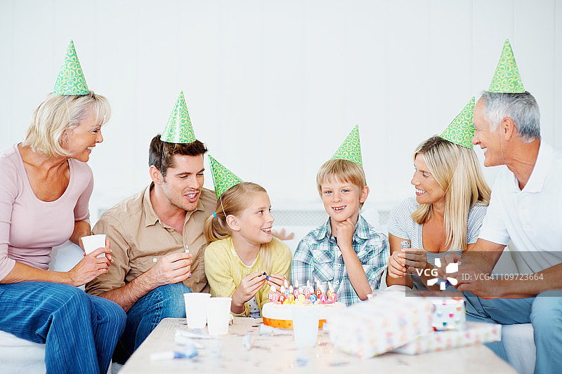 多代同堂的家庭庆祝孩子生日图片素材