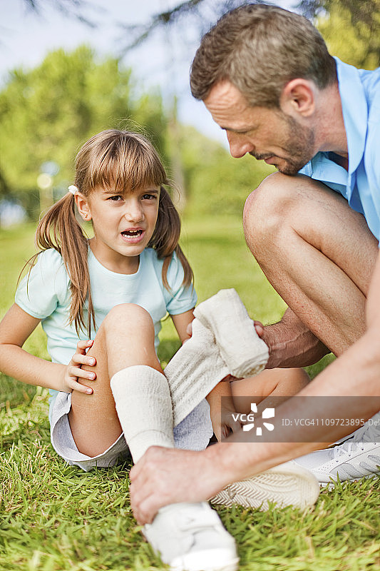 父亲治愈女儿图片素材