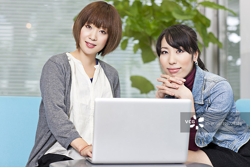 朋友们一起使用笔记本电脑工作图片素材