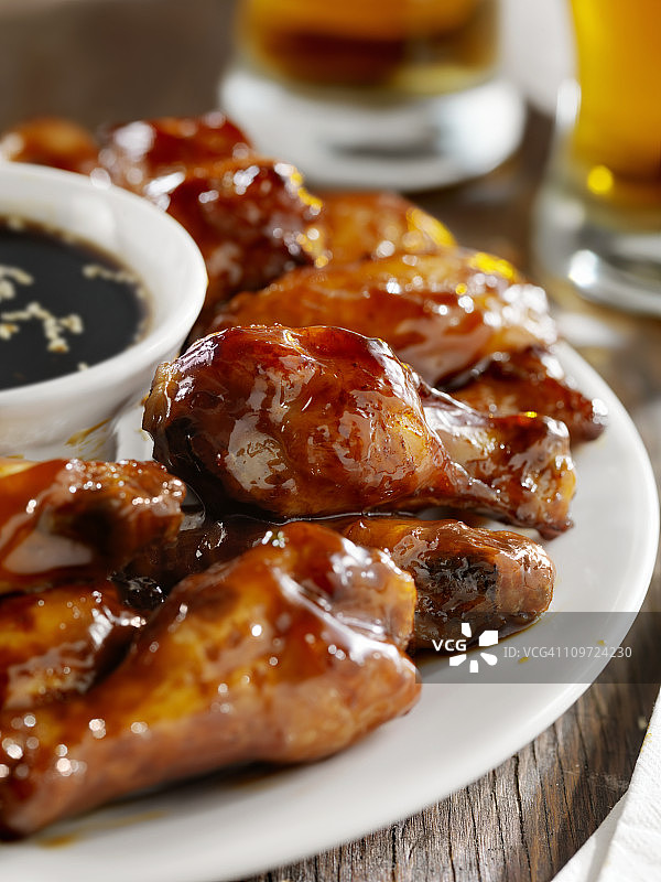 照烧鸡翅和啤酒图片素材