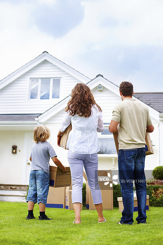 中年夫妇和儿子搬进新家图片素材