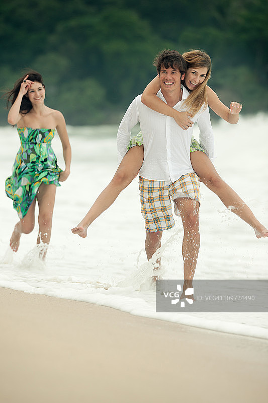 朋友们在天堂海滩跑步图片素材