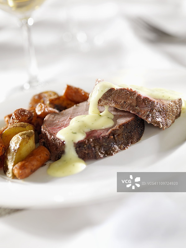 配伯尔尼酱的烤牛里脊图片素材