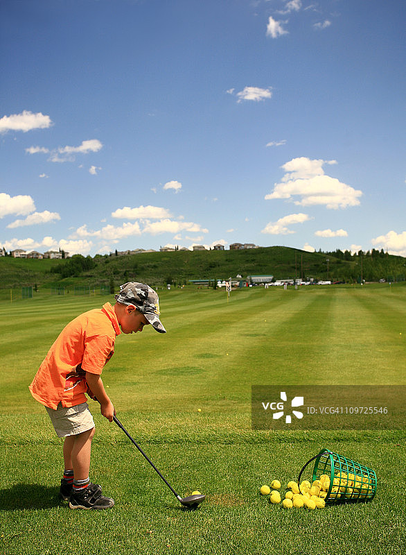 在练习场的小男孩图片素材