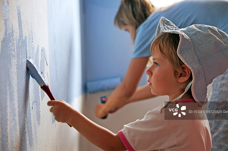小女孩在房间里绘画图片素材