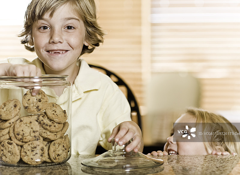 从饼干罐里拿饼干图片素材