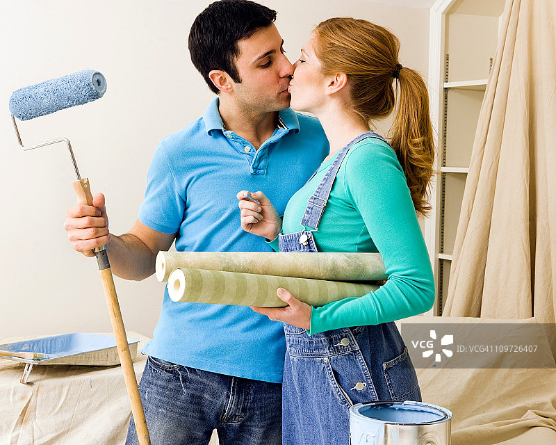 年轻情侣亲吻和绘画图片素材