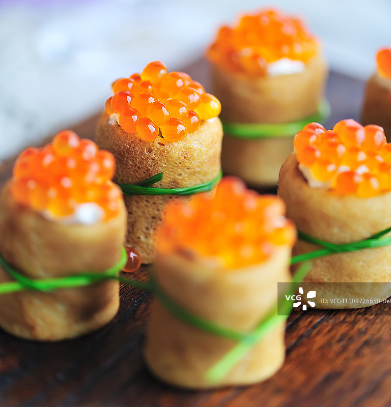 俄式薄饼和红鱼子酱开胃菜图片素材