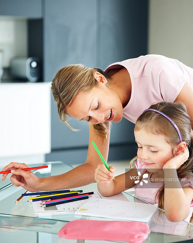 母女在桌旁涂色图片素材
