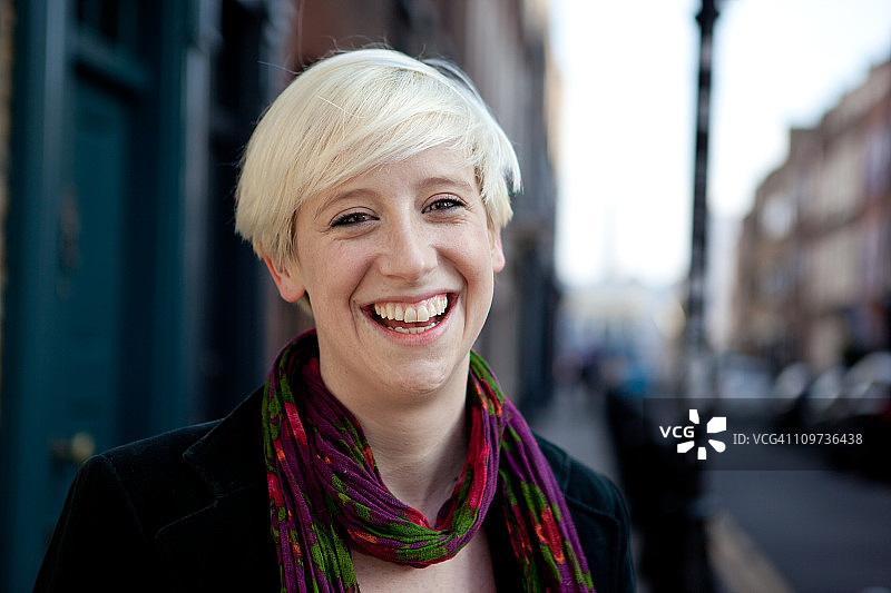 在老伦敦街道上的女人图片素材