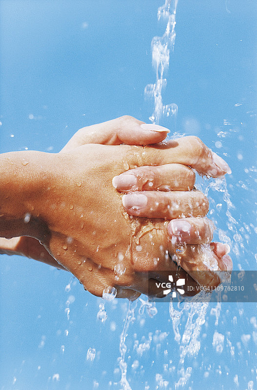 在流水下洗手的女人，特写图片素材