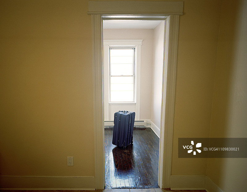 美国新泽西州联合市：带手提箱的空房间图片素材
