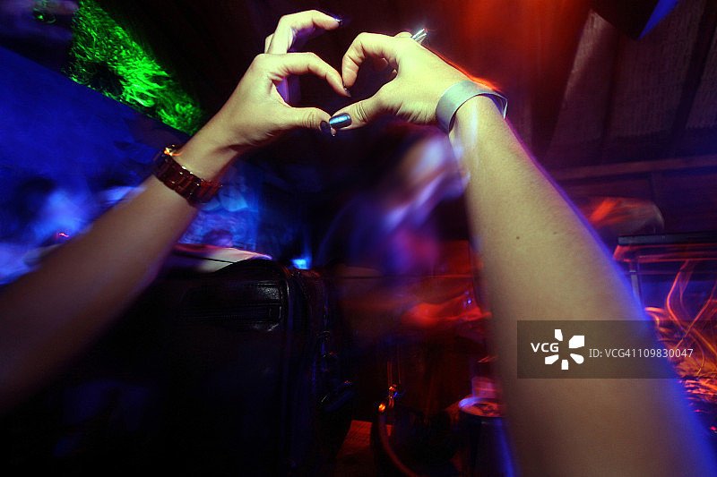 巴西沙佩科，DJ在俱乐部播放唱片图片素材