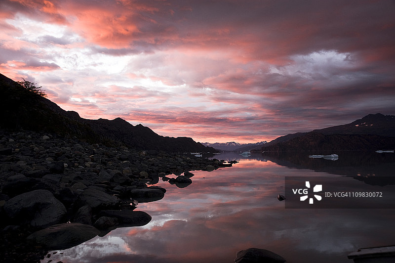 智利百内国家公园格雷湖上的日出图片素材