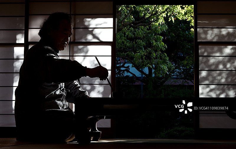 书写书法的中年男人图片素材