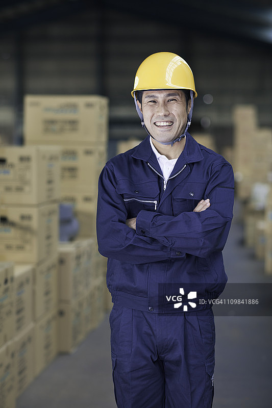 仓库里的日本工人图片素材