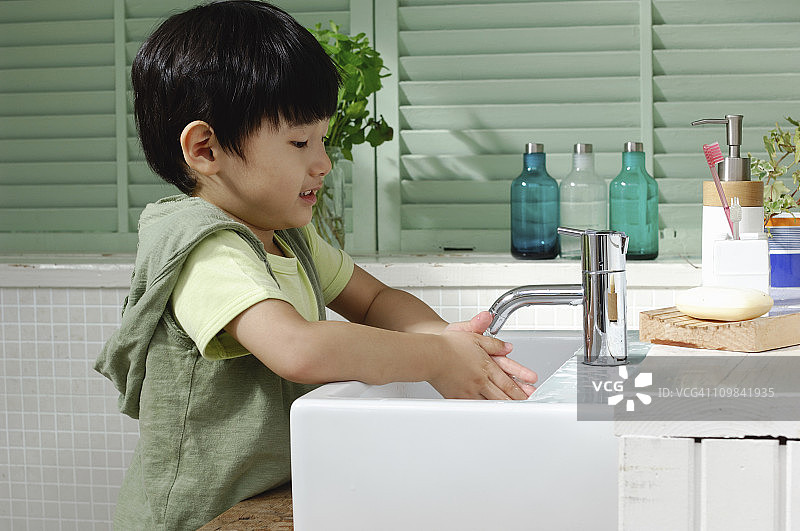 洗手的年轻男孩图片素材