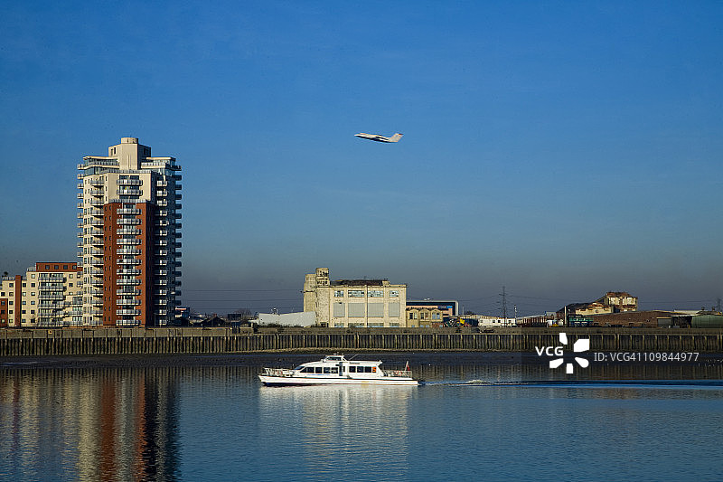 泰晤士河上的飞机图片素材