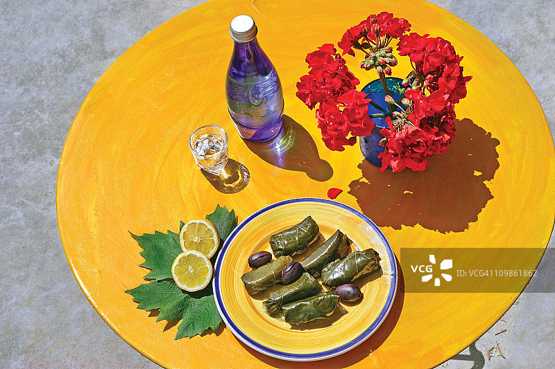 食物：希腊多尔马德斯，橄榄和拉克酒图片素材