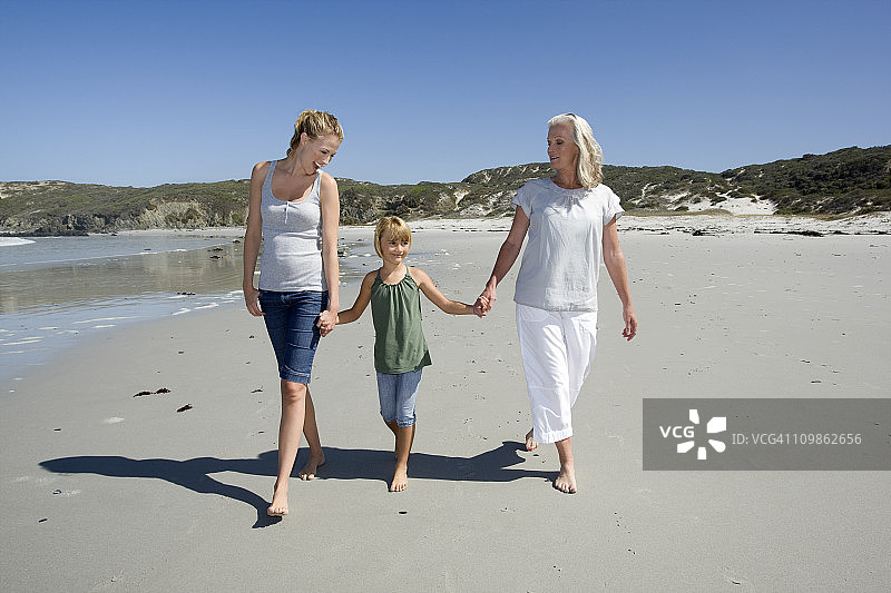 海滩上的多代女性家庭图片素材