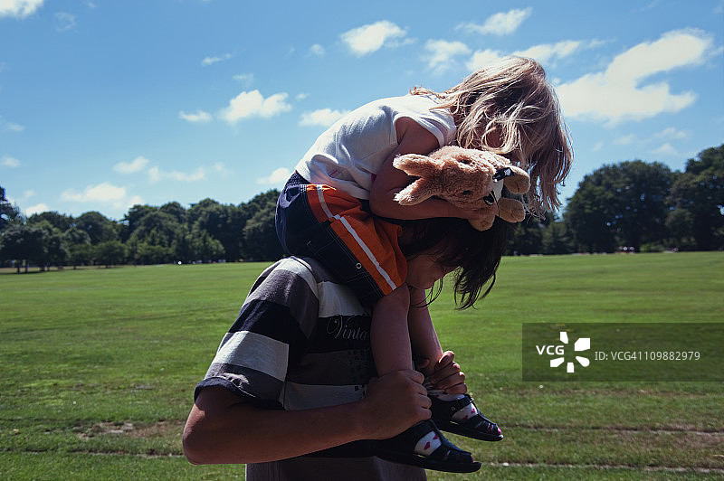 青少年在哈格利公园给女孩扛肩膀图片素材